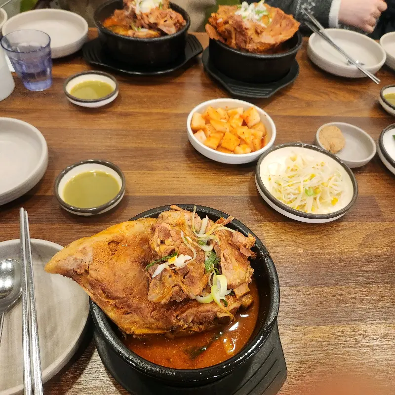 테이블 위 왕뼈해장국