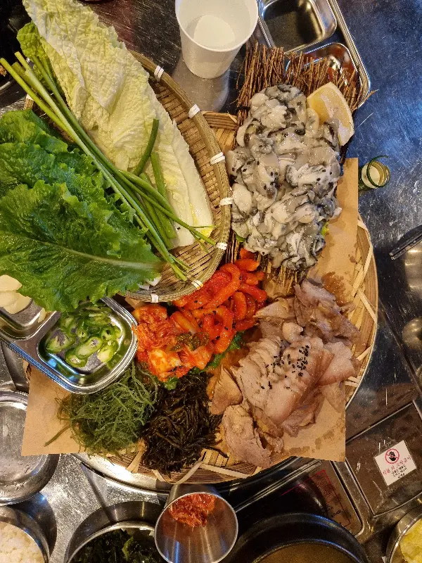 굴보쌈, 신선한 채소, 곁들임