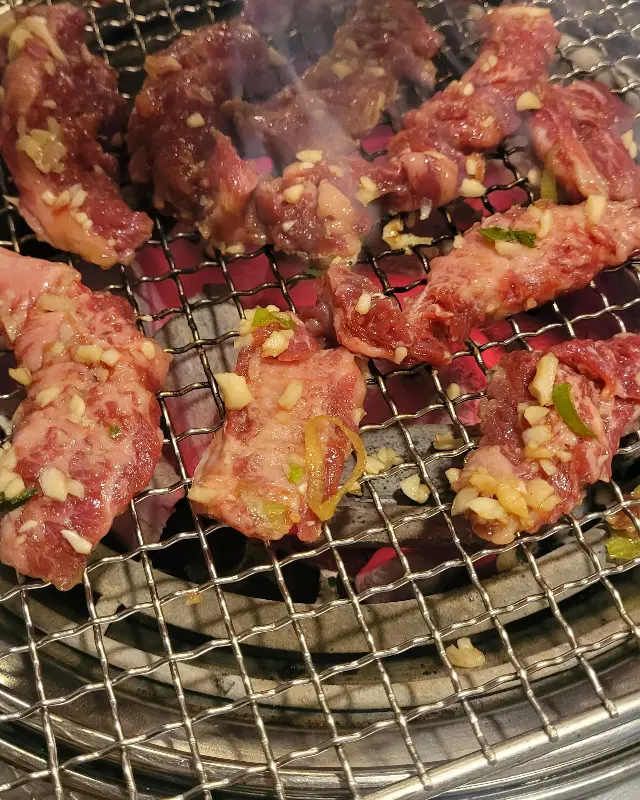 숯불 위에서 익어가는 마늘 소갈비살