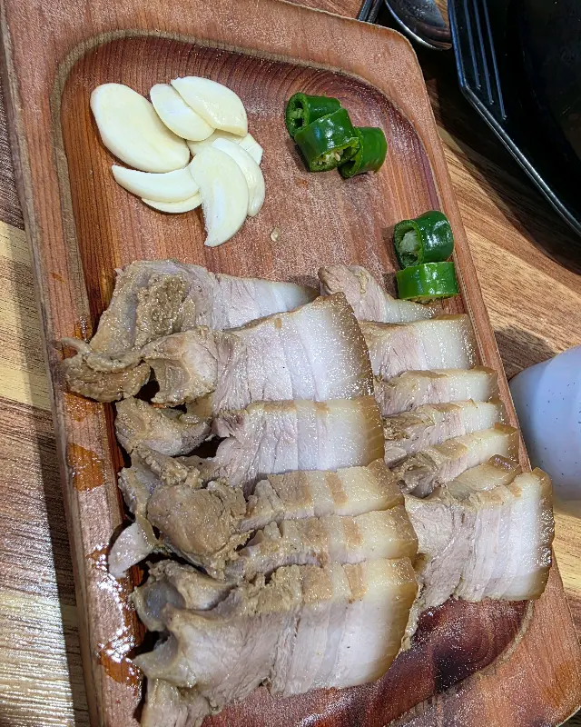 윤기가 좔좔 흐르는 돔베고기