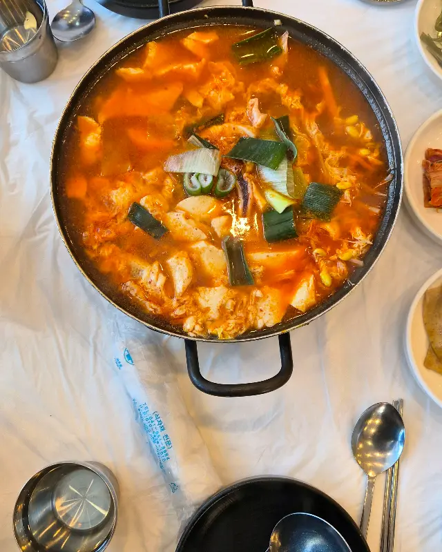 얼큰한 국물이 인상적인 해물뚝배기