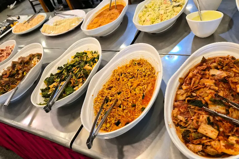 다채로운 뷔페 음식들