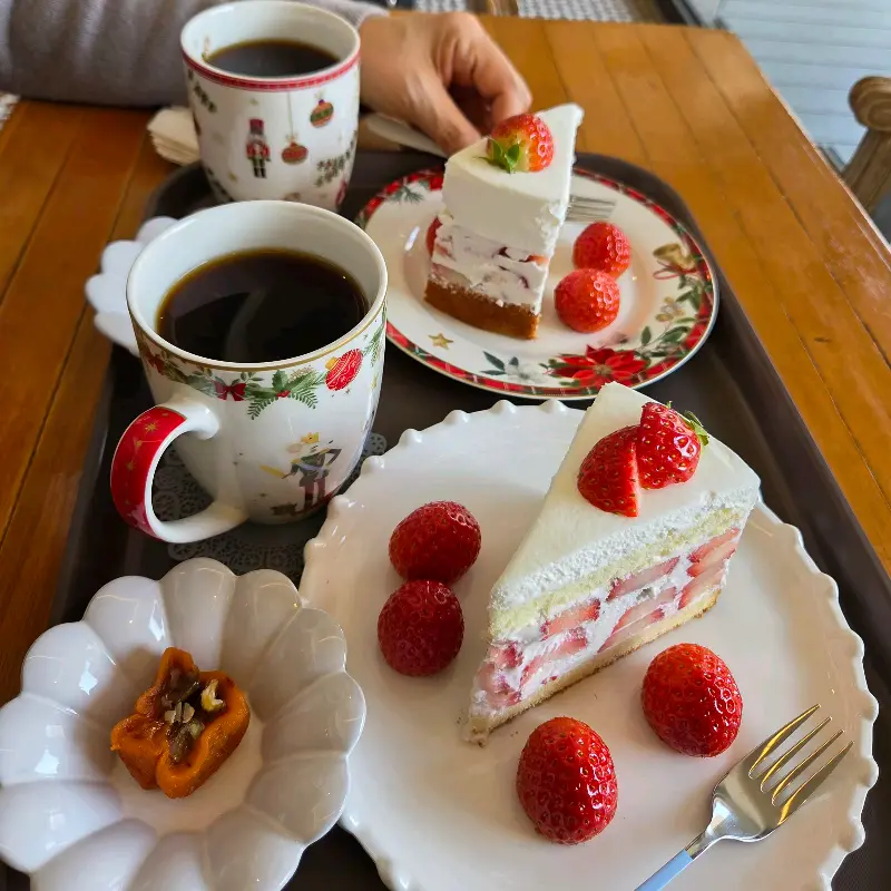 딸기 케이크와 커피