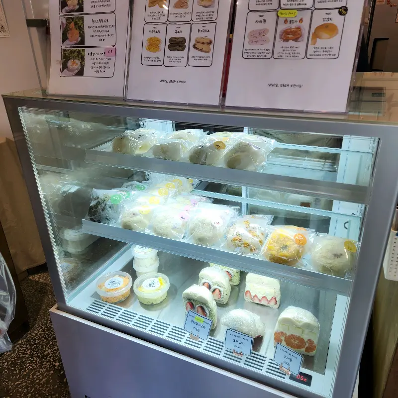 쇼케이스에 진열된 빵들의 모습