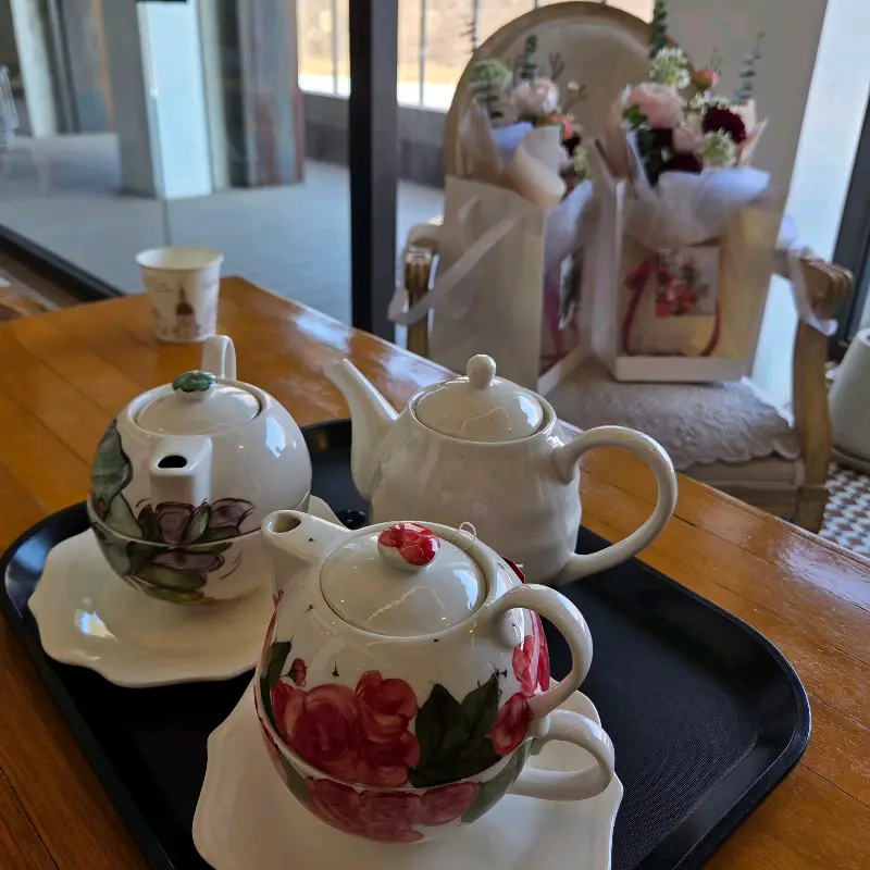 테이블 위의 찻잔 세트