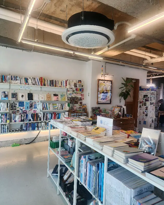 테이블 위의 스탠드 조명