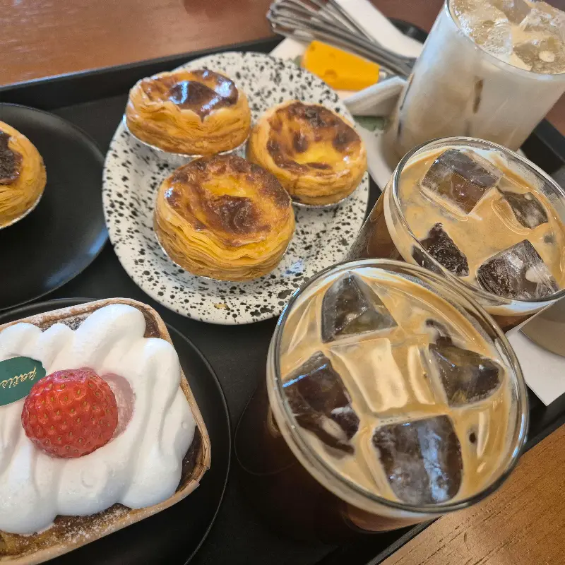 에그 타르트와 음료