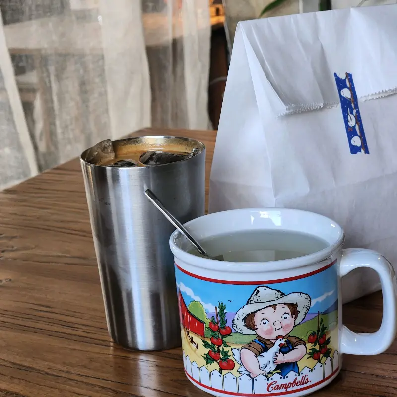 캠벨 수프 컵과 음료가 담긴 컵