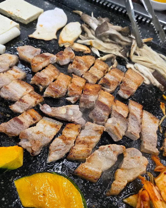 노릇하게 구워진 오겹살