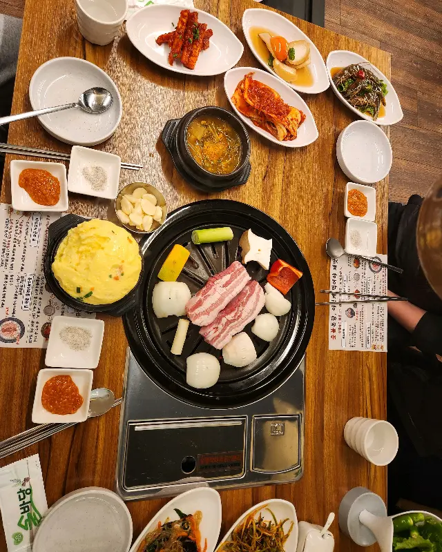 다채로운 밑반찬과 숯불구이 세팅