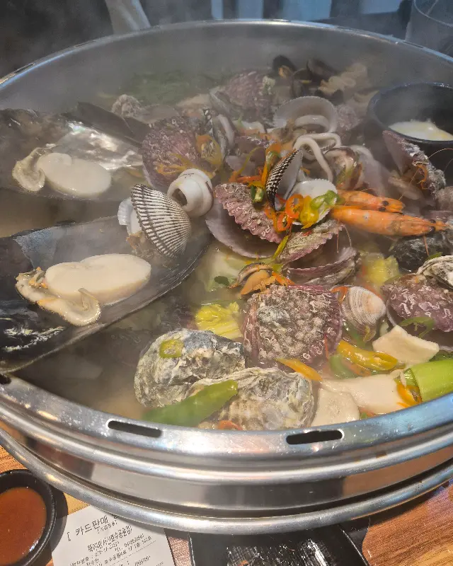 김이 모락모락 나는 조개전골