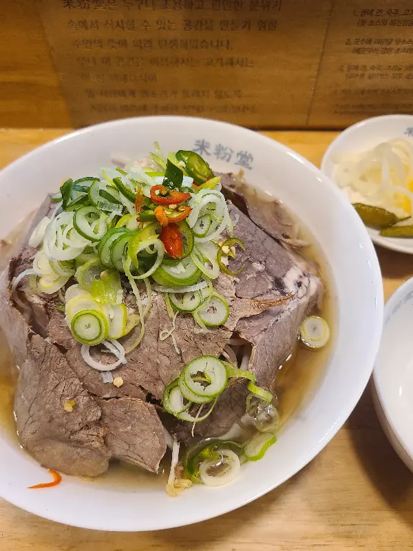 푸짐한 고기 토핑