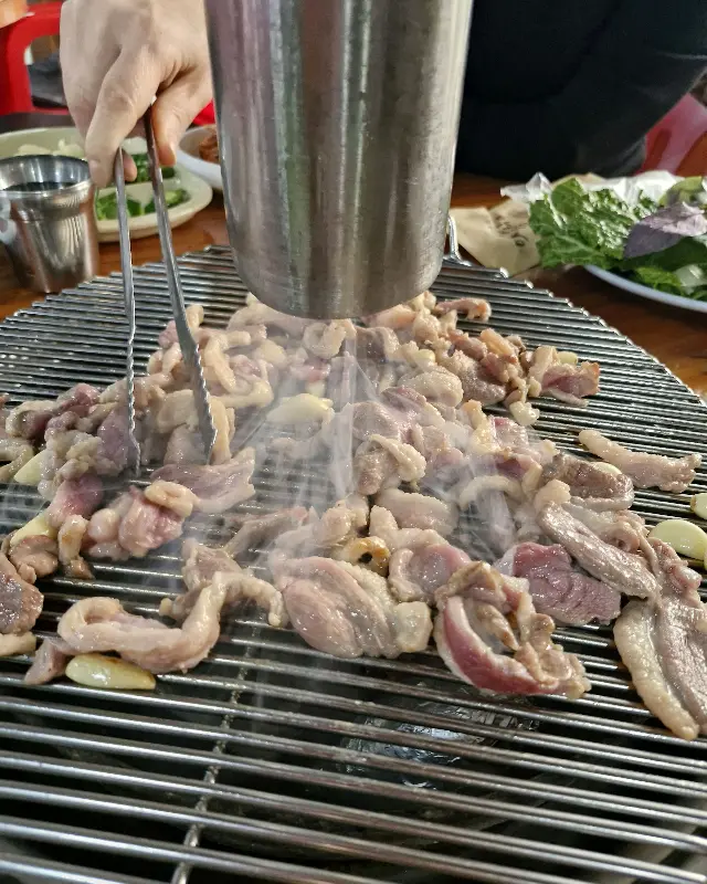 숯불 위에서 익어가는 오리 생고기