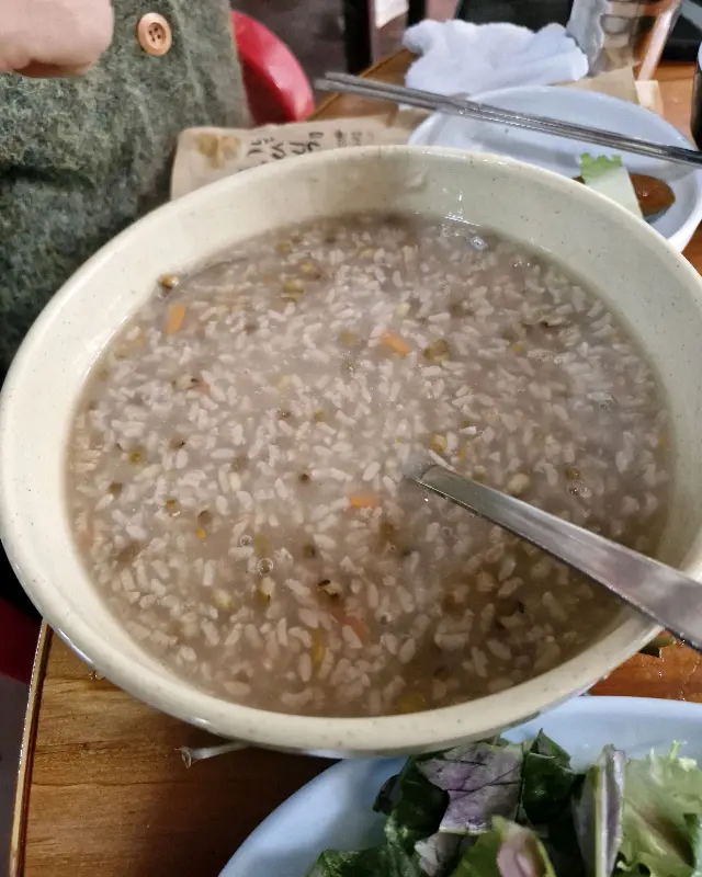 숯불에 구워지는 오리고기