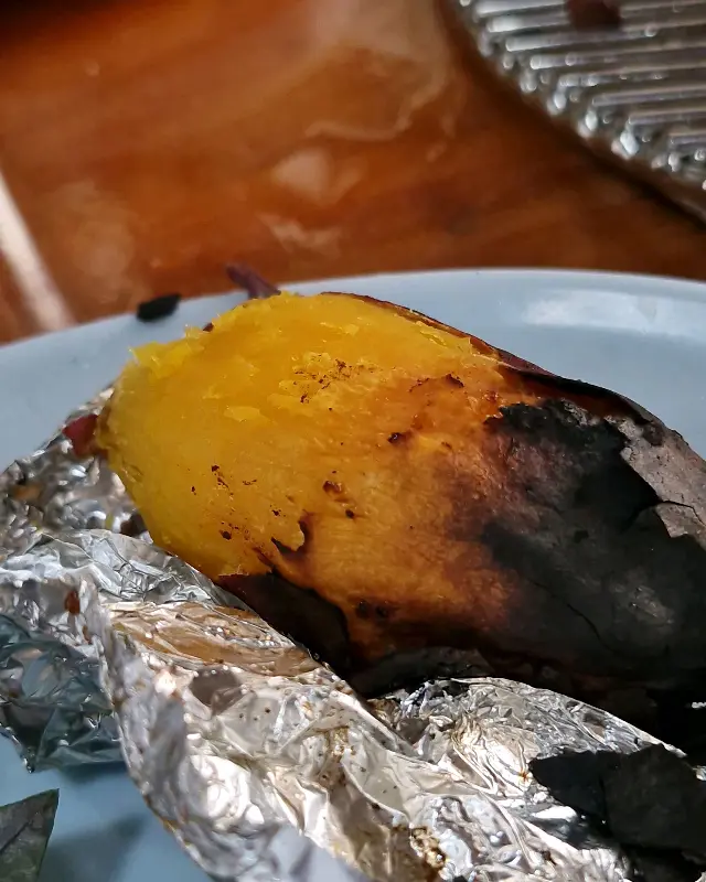 호일에 감싸져 구워진 군고구마