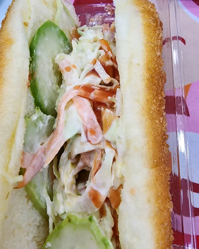 신선한 재료가 듬뿍 들어간 샌드위치