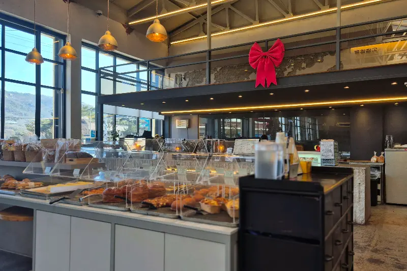 다양한 빵 진열대