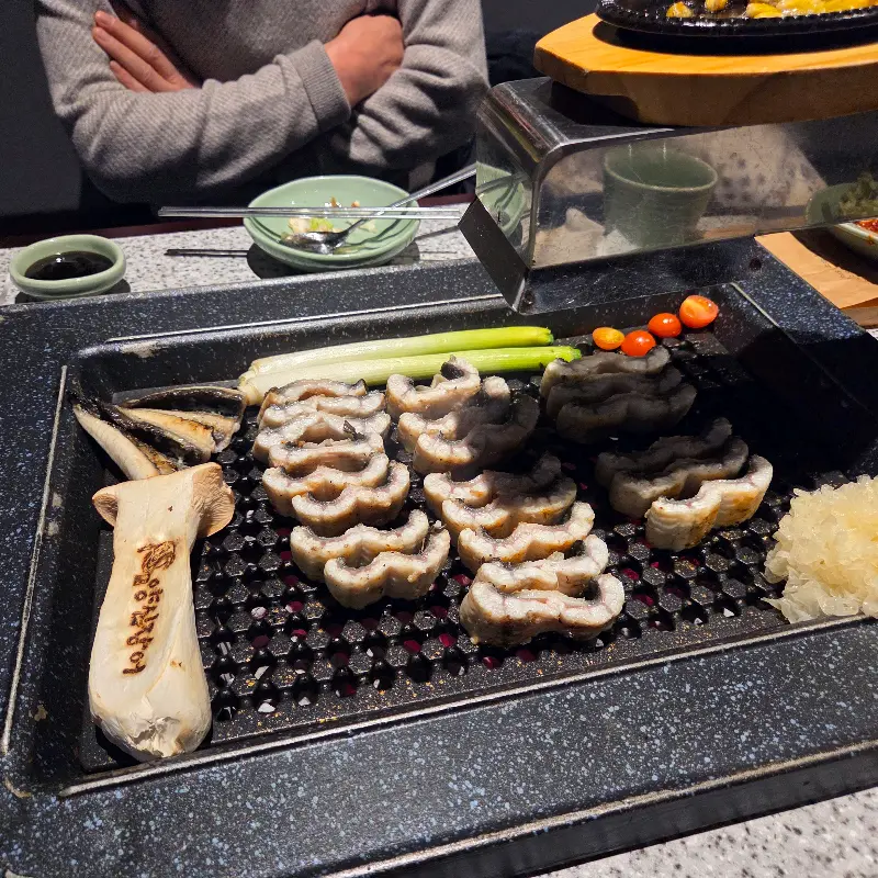 숯불 위에서 노릇하게 구워지는 장어