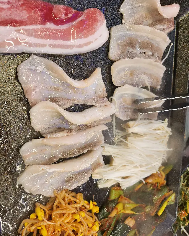 불판 위에 올려진 삼겹살