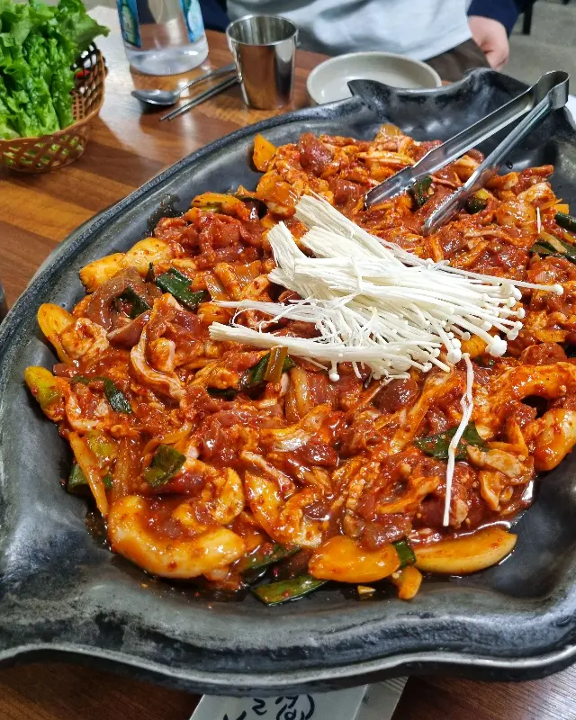 신선함이 느껴지는 오리 주물럭