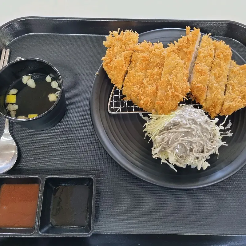 깔끔한 돈까스 한 상