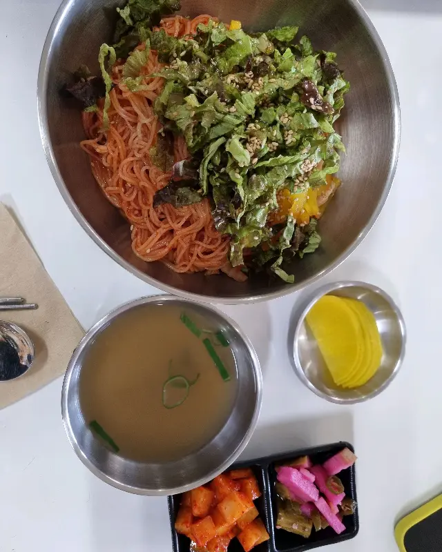 싱싱한 샐러드와 곁들여 먹는 돈까스