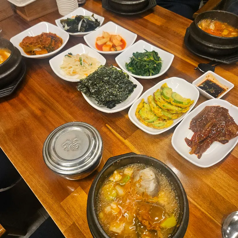 다양한 밑반찬이 차려진 테이블