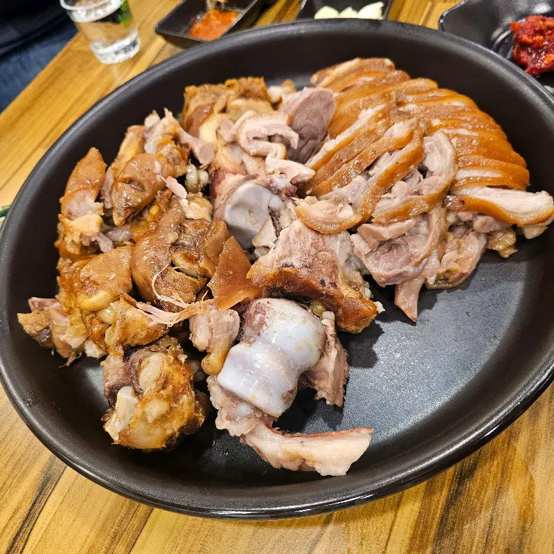 윤기가 흐르는 족발의 자태