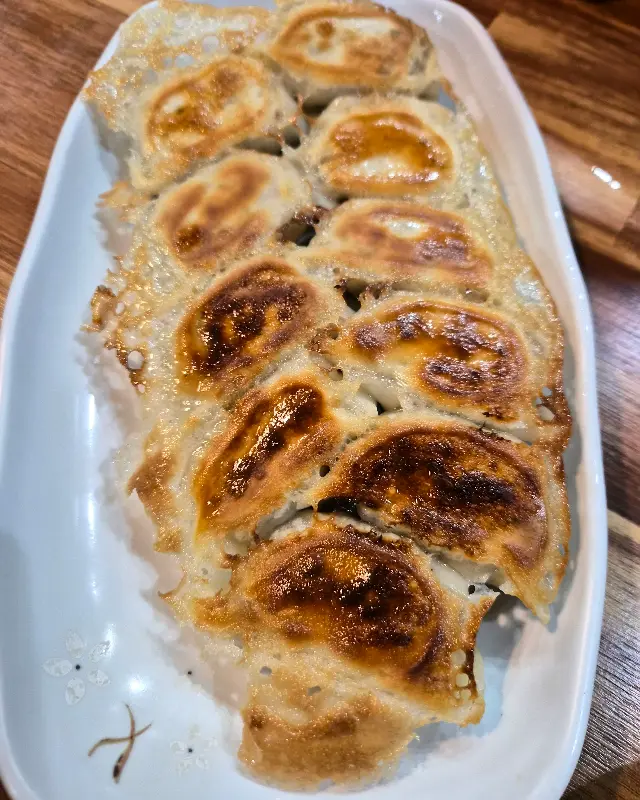 테이블 가득 차려진 음식