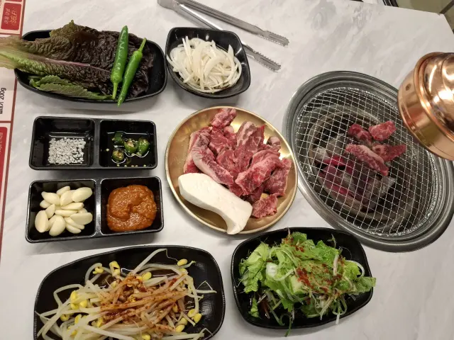 신선한 야채와 곁들임 찬들이 세팅된 테이블