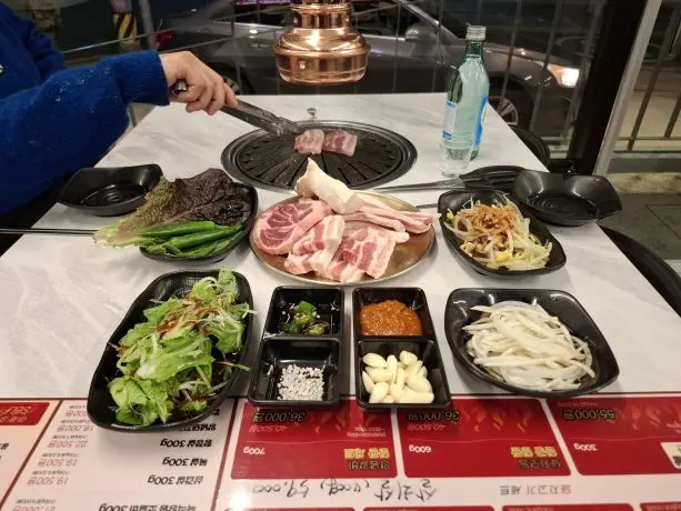 테이블 가득 차려진 맛있는 음식들