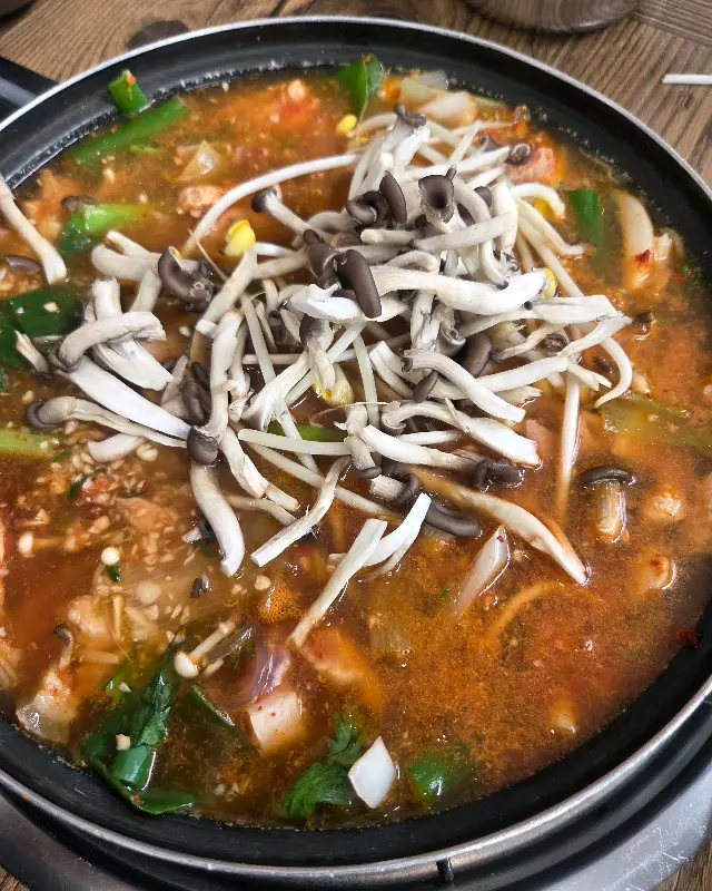 버섯이 듬뿍 들어간 돼지찌개