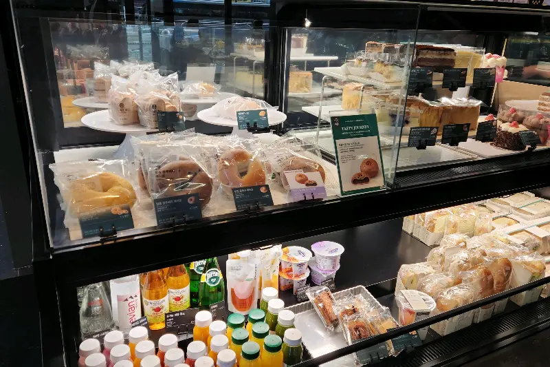 스타벅스 쇼케이스에 진열된 다양한 디저트