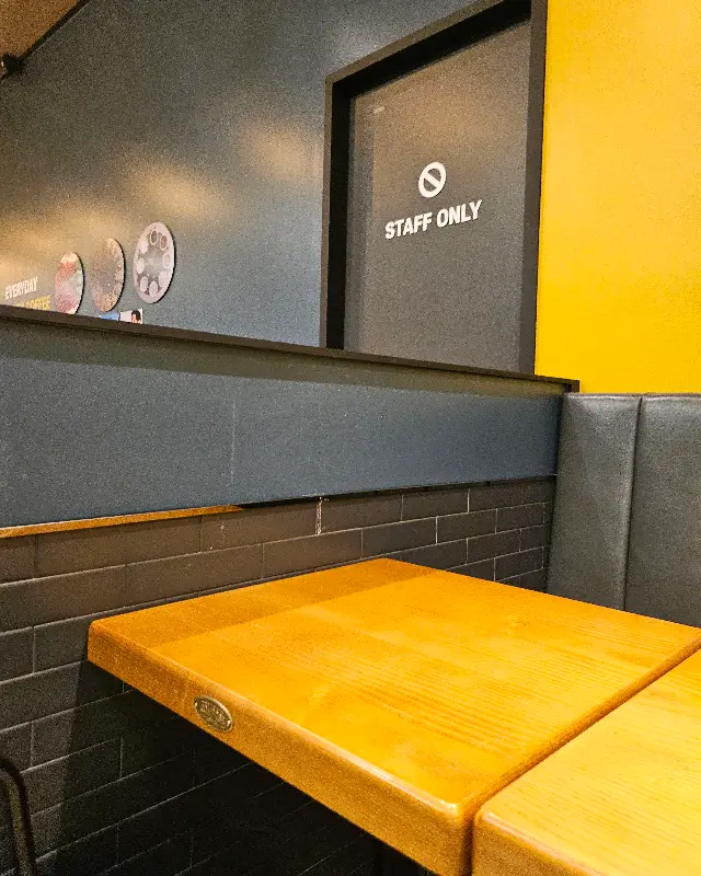 컴포즈커피 내부 테이블