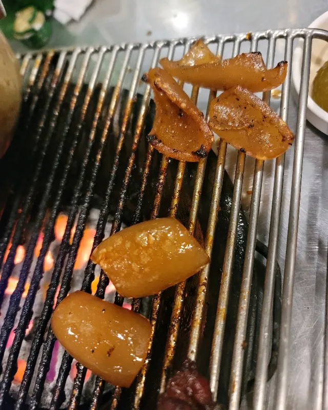 연탄불 위에서 익어가는 고기