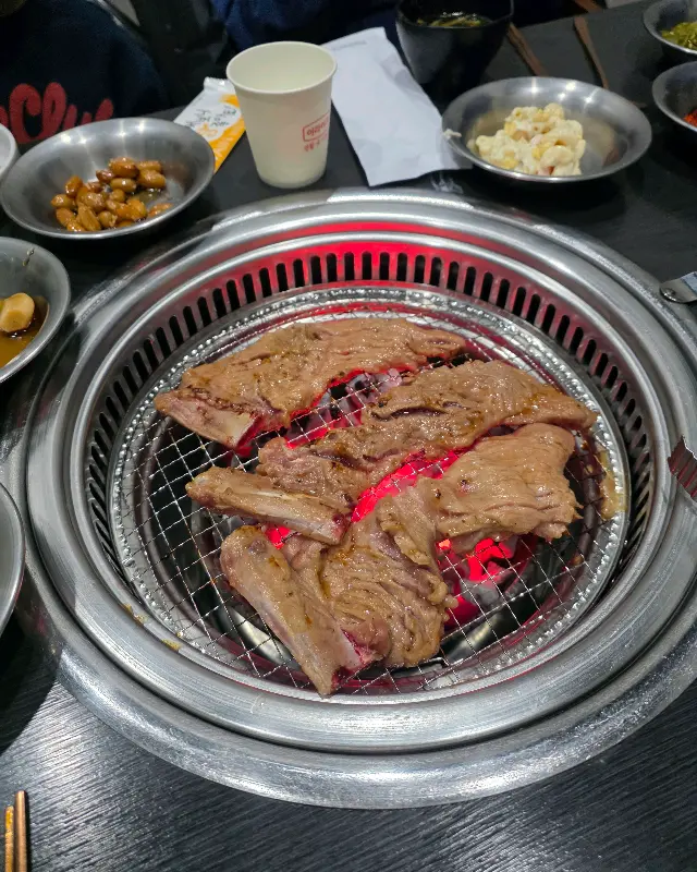 숯불 위에서 익어가는 돼지갈비