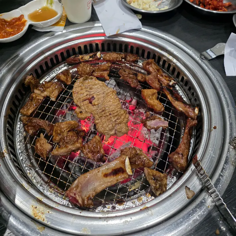 숯불 위에서 맛있게 구워진 돼지갈비