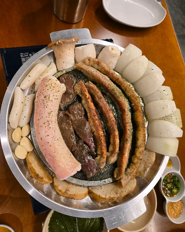 곱창, 대창, 염통, 버섯, 양파가 함께 구워지는 모습