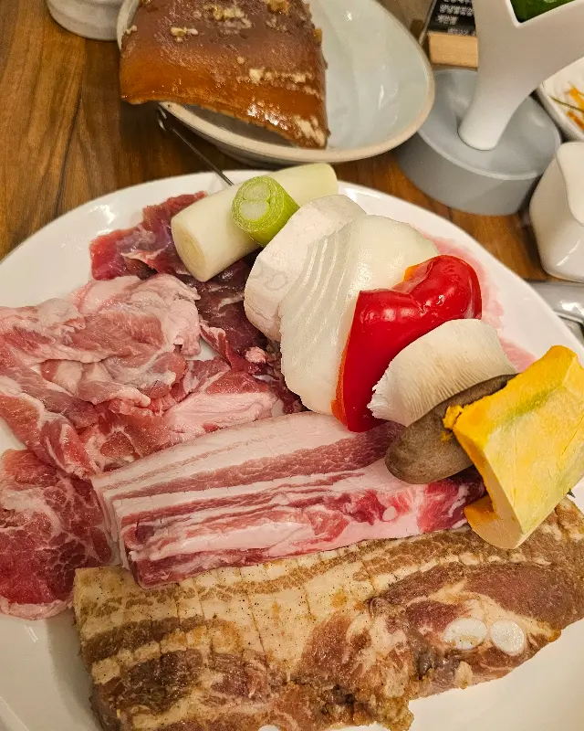 푸짐하게 담긴 고기 한 접시