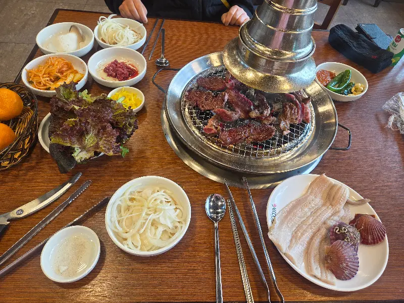 한상 가득 차려진 고기