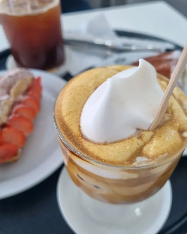 크림라떼와 딸기 크로플