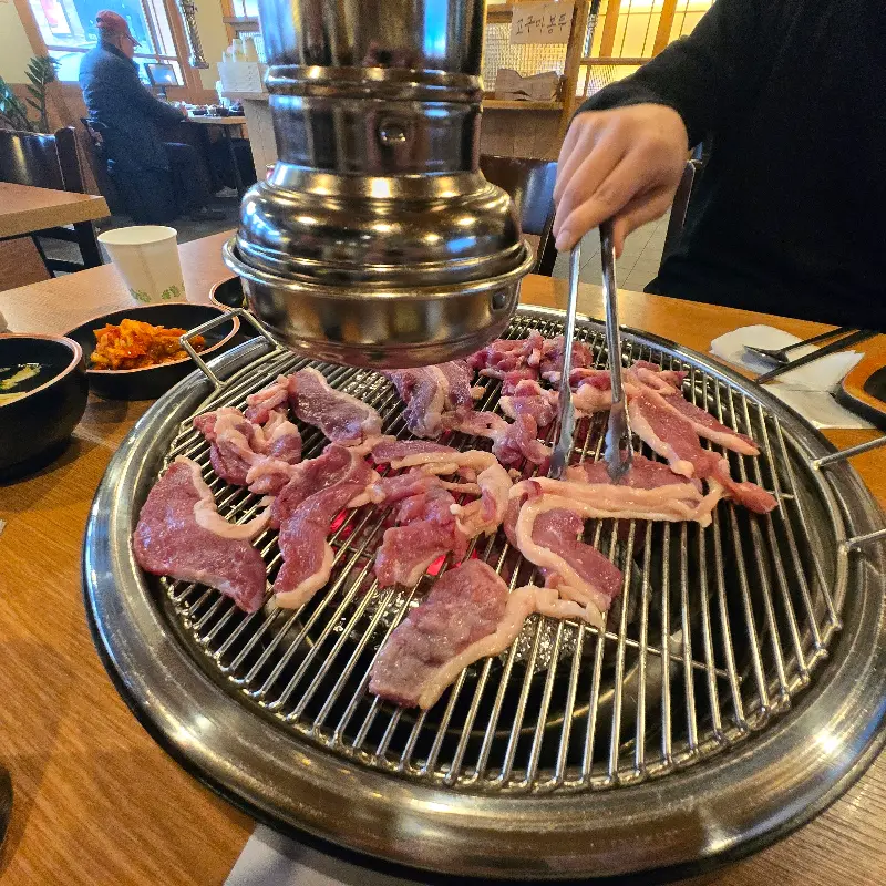 숯불 위에서 구워지는 오리고기의 모습