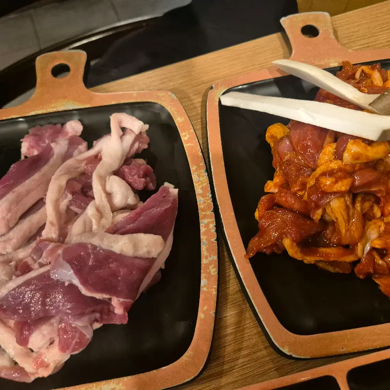 생오리구이와 고추장 주물럭의 먹음직스러운 모습