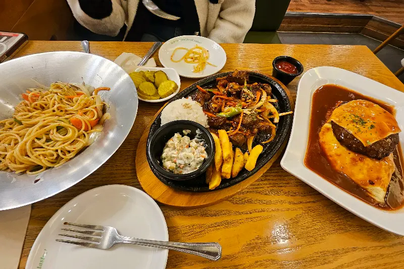 한상 가득 차려진 음식 사진