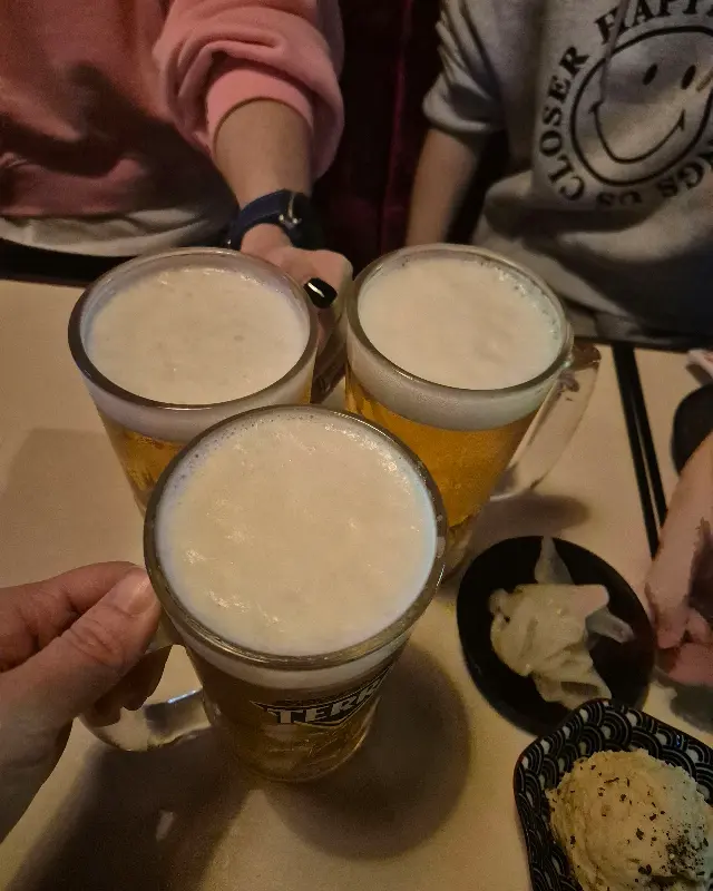 맥주잔을 들고 건배하는 모습