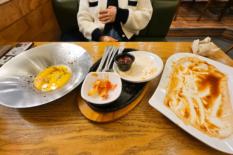 깨끗하게 비워진 테이블