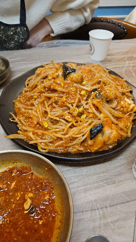 매콤한 양념에 볶아진 볶음밥