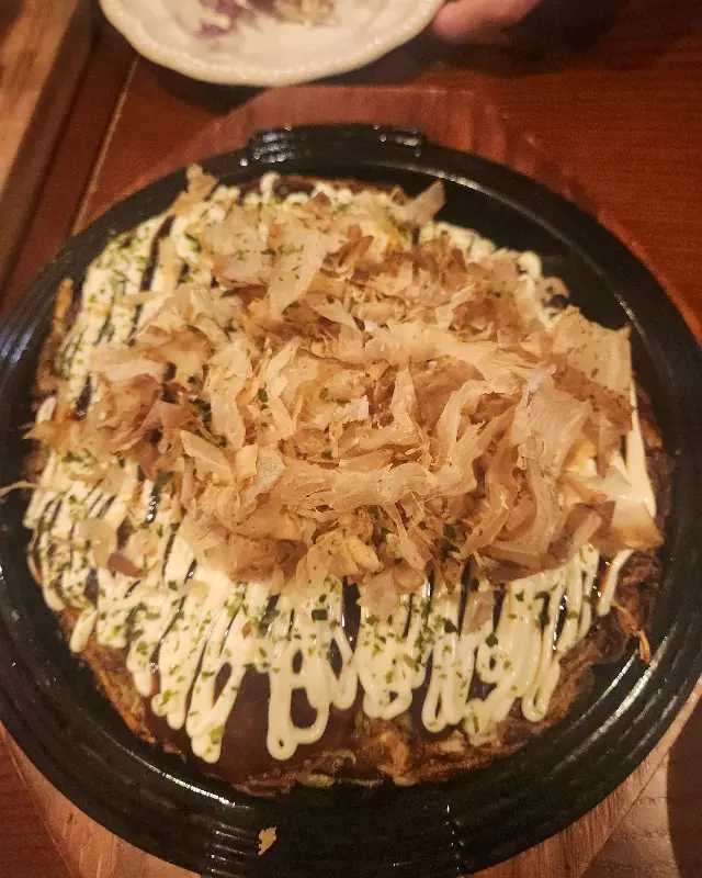 가쓰오부시가 듬뿍 올려진 오코노미야끼