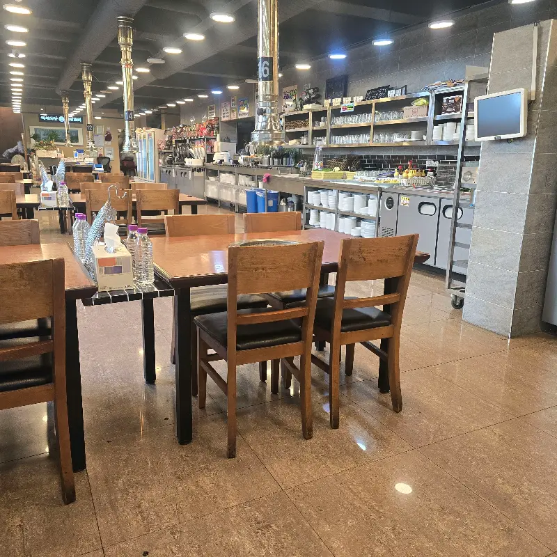 넓고 깔끔한 매장 내부