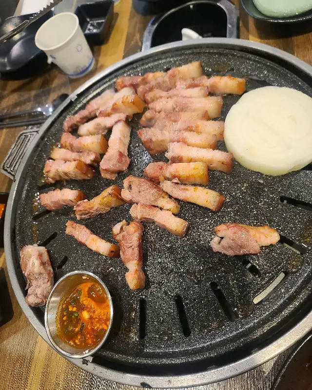 노릇노릇하게 구워진 오겹살의 모습